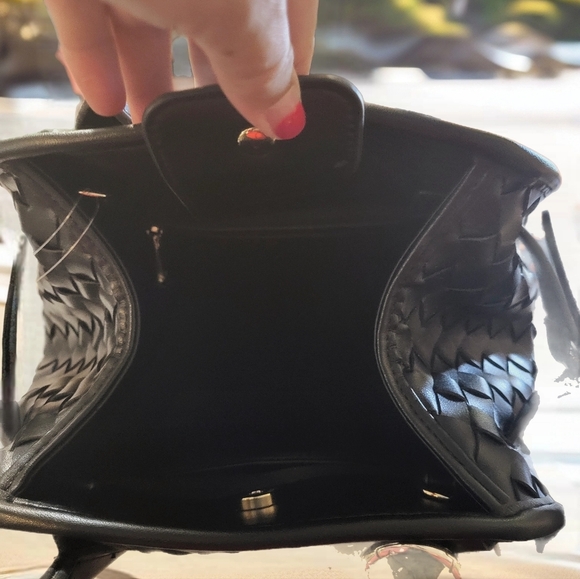 Elegant Black Woven Urban Expressions Bag With Bag Charm. NWOT - Picture 2 of 2